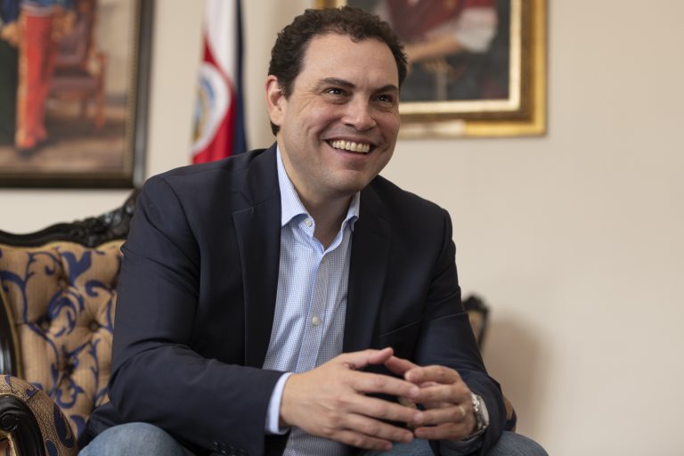 Carlos Ricardo Benavides oficializa su precandidatura presidencial por el PLN