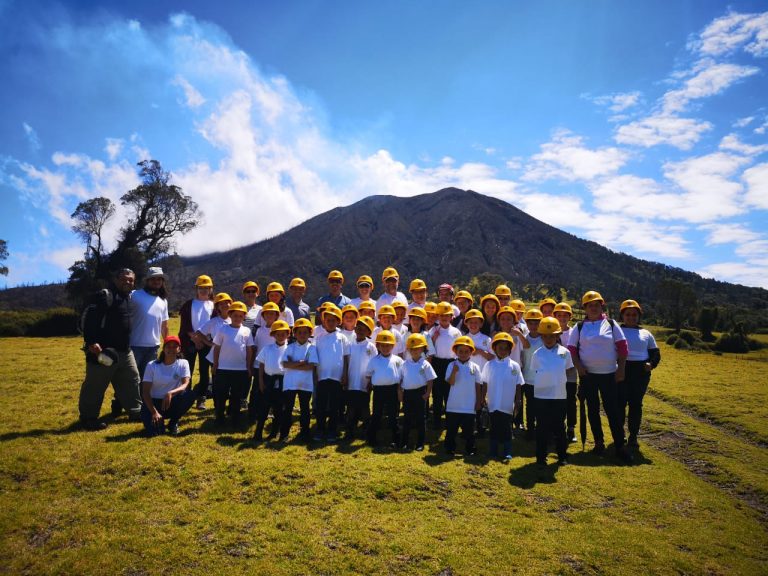 Proyecto enseña a jóvenes y niños a convivir con la amenaza volcánica en Costa Rica