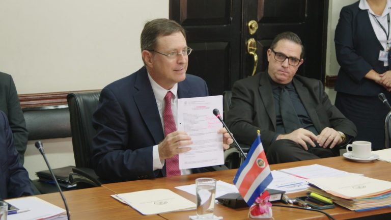 Macaya defiende acuerdo con sindicatos, Hacienda confirma que Regla Fiscal no aplica a la CCSS y... la huelga fue declarada ilegal