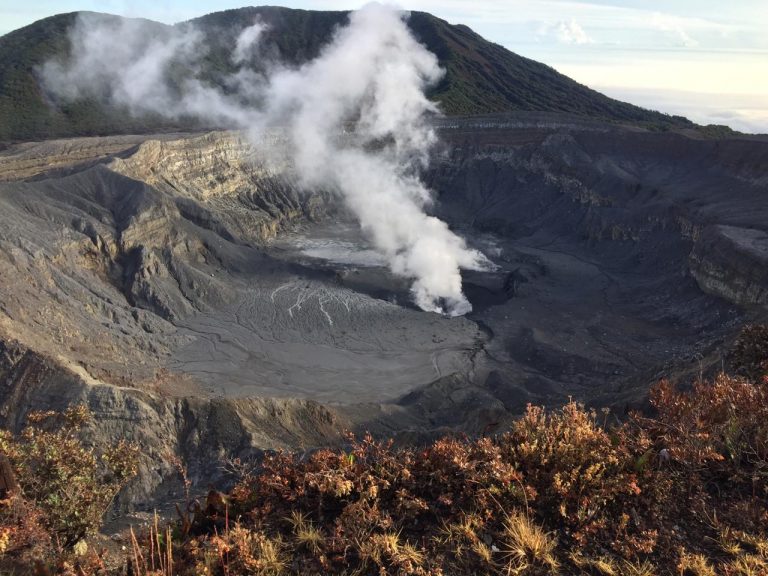 Parque Volcán Poás continuará cerrado este martes tras caída de material ultra ácido