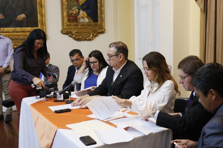 Taxistas decepcionados con propuesta para regular Uber