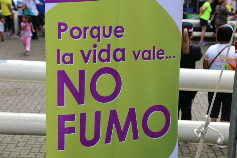 Dejar de fumar 4 semanas antes de una cirugía trae beneficios a 6 meses