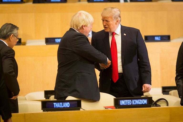 Brexit pende de un hilo; administración de Trump retuvo ayudas a Ucrania a cambio de investigación contra demócratas.