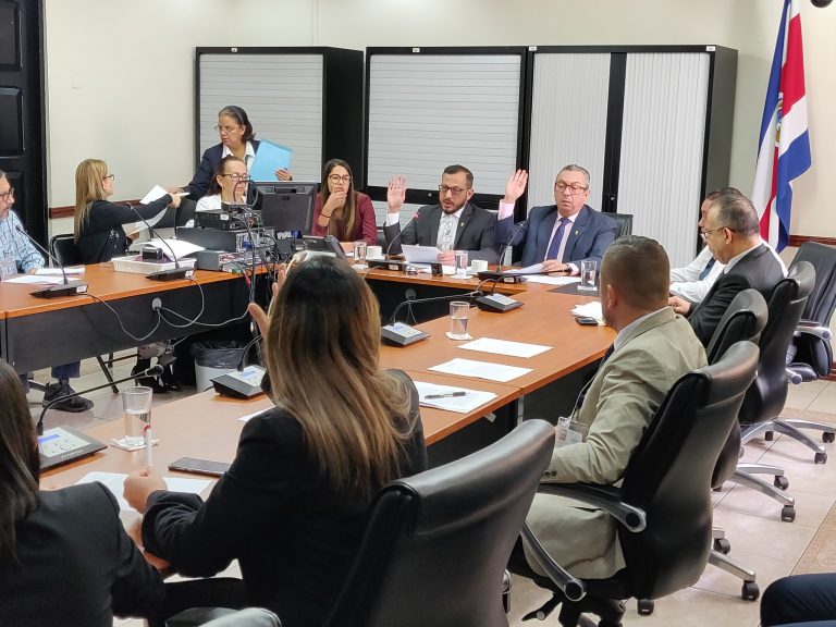 Comisión desecha plan del PUSC de "uniones civiles" para parejas del mismo sexo