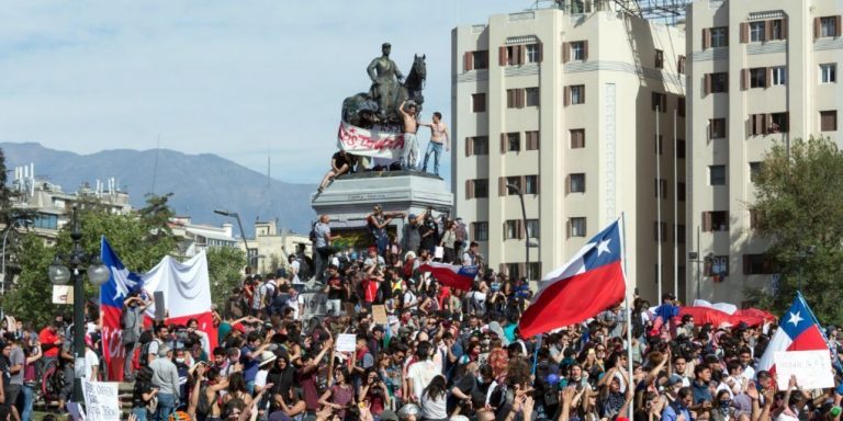 Protestas en Irak: cientos de víctimas mortales; Hong Kong en recesión técnica & Chile no da tregua a Piñera.