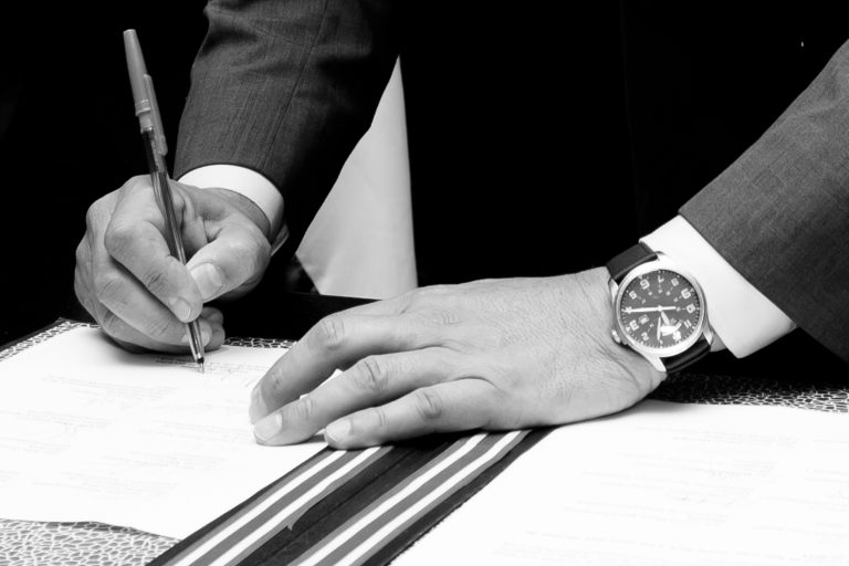 Alvarado firma la norma terapéutica, detenido el alcalde de Limón y Hacienda explica cierre del Wyndham Herradura