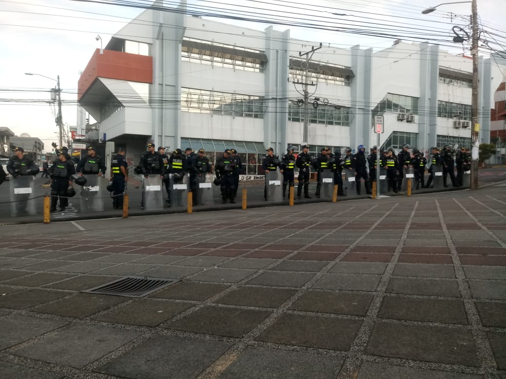 Imagen principal del artículo: Grupo mantiene toma en edificios universitarios; rector de la UNA asegura que no son estudiantes