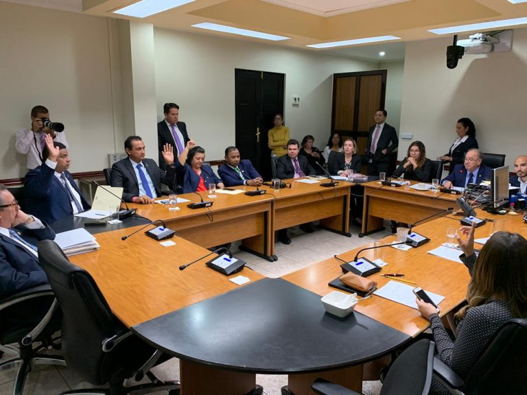 Comisión dictamina proyecto para reactivar pesca de arrastre en medio de cuestionamientos
