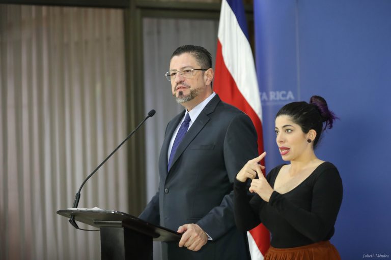 Chaves a por los evasores, el PANI bajo rayería y la diputada Segreda... también