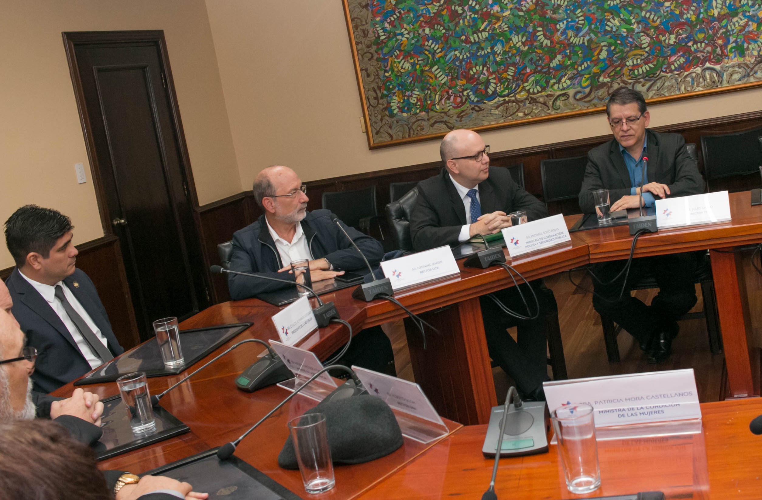 Imagen principal del artículo: UCR y Fuerza Pública siguen enfrentados, mientras tanto, hablemos de la tasa de usura... y del VIH