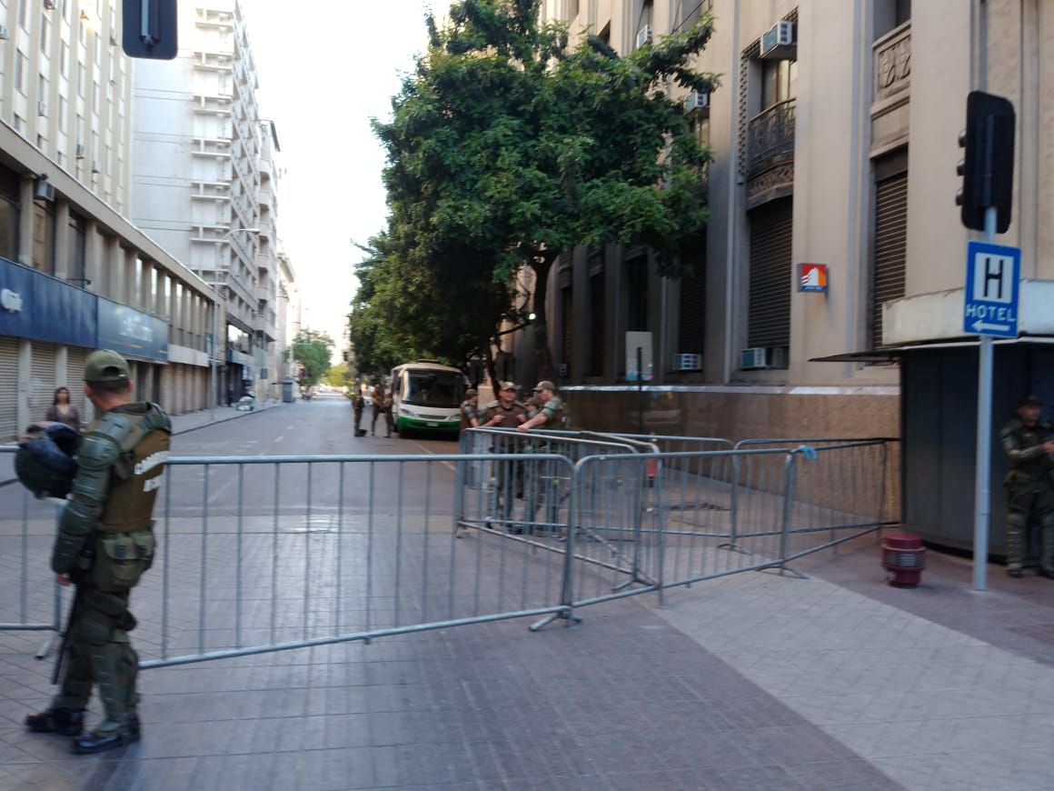 Imagen principal del artículo: En Chile uno no puede acercarse a La Moneda