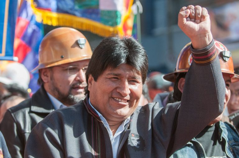 Manifestantes argelinos rechazan elecciones presidenciales; Evo Morales se asila en Argentina