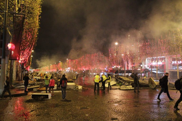 Francia se prepara para protestas; mueren 58 migrantes en costas africanas; señalan a Irán por misiles con capacidad nuclear.
