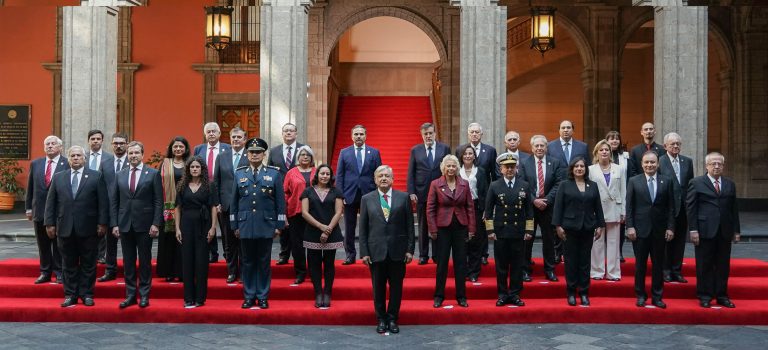 Tifón golpea Filipinas; fuerzas iraníes matan 200 personas; AMLO, un año de gestión