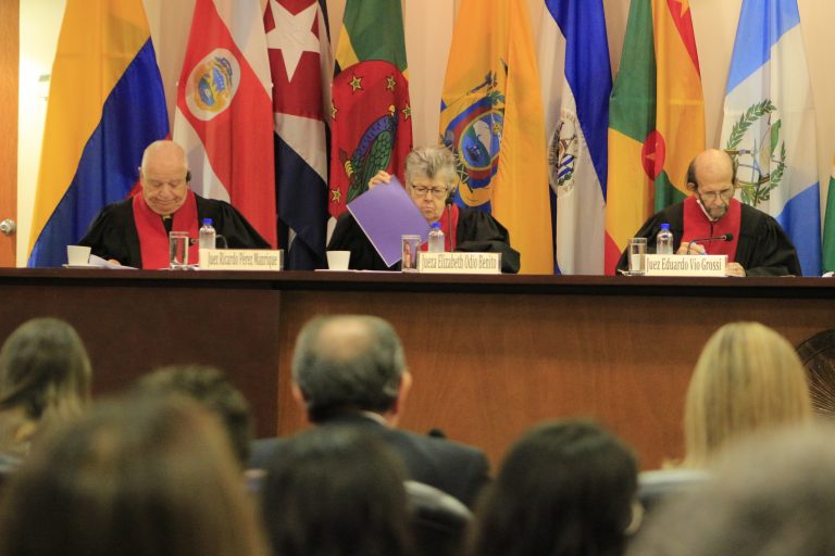Inicia juicio contra Ecuador por suicidio de niña violada por vicerrector y médico de su colegio