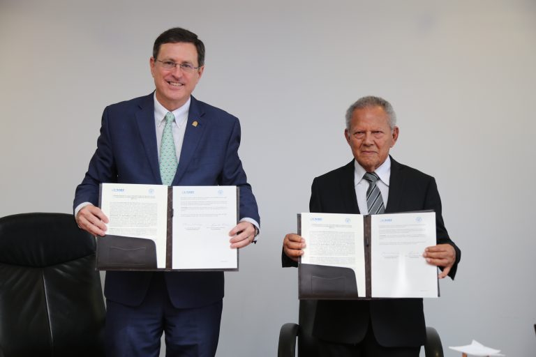 CCSS firma convenio con Unibe para formación de especialistas