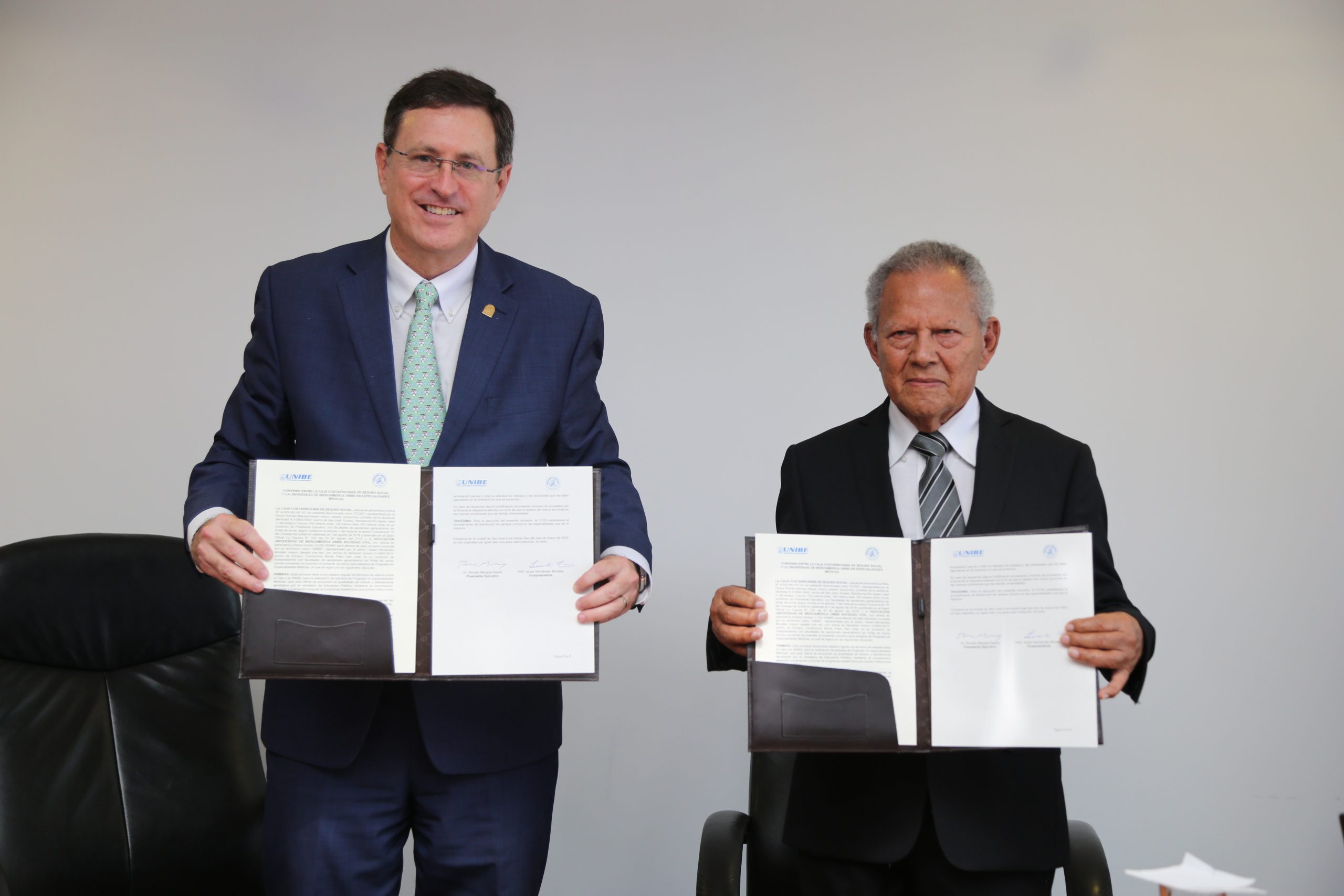 Imagen principal del artículo: CCSS firma convenio con Unibe para formación de especialistas
