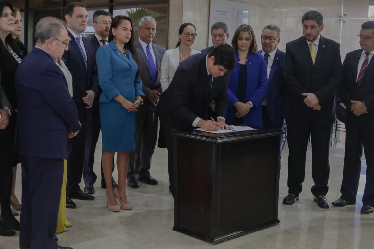 Presidente firma histórica reforma a huelgas