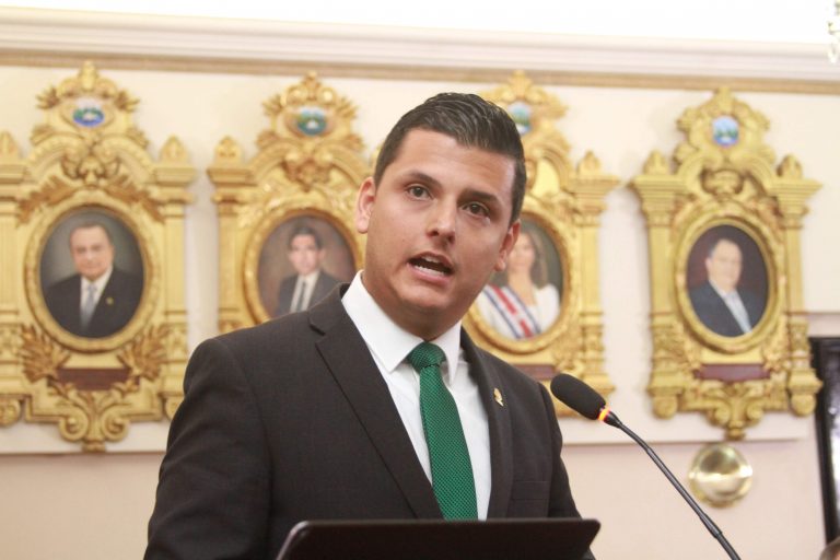 Ulate afirma que PLN cedió a presiones de cerveceras; Constela le pide la renuncia