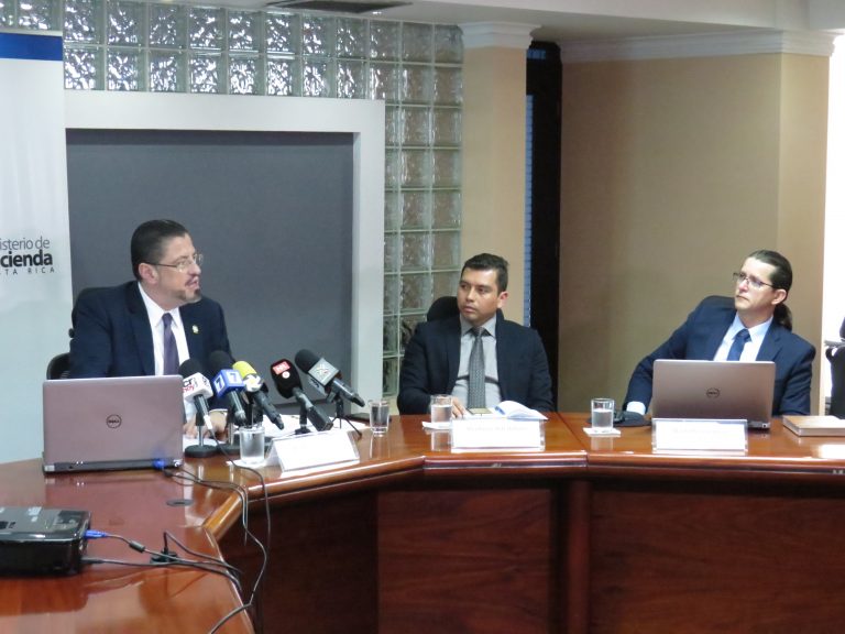Renuncian viceministros y directores de Hacienda