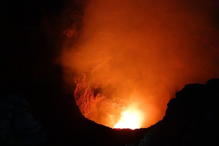 Los cuerpos y el volcán