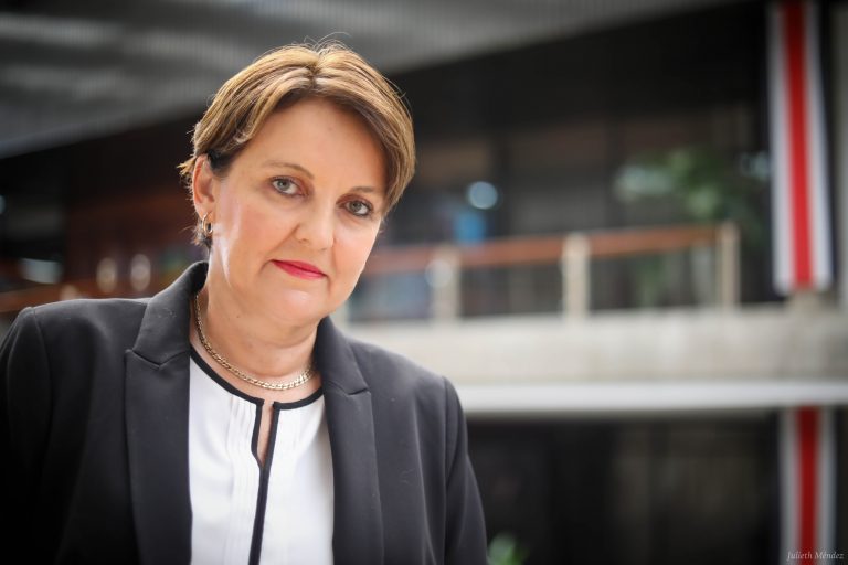 Renuncia presidenta del PANI, aprobada ley de huelga y revive investigación a LGS