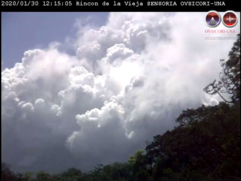 CNE declara alerta verde en Aguas Claras y Dos Ríos tras erupción del volcán Rincón de la Vieja
