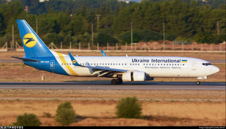 Avión con 176 pasajeros se estrella en Irán poco después de despegar