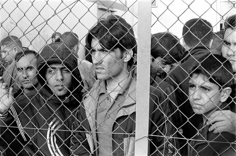 Covid-19 infecta mercados; protestas anti refugiados en Grecia