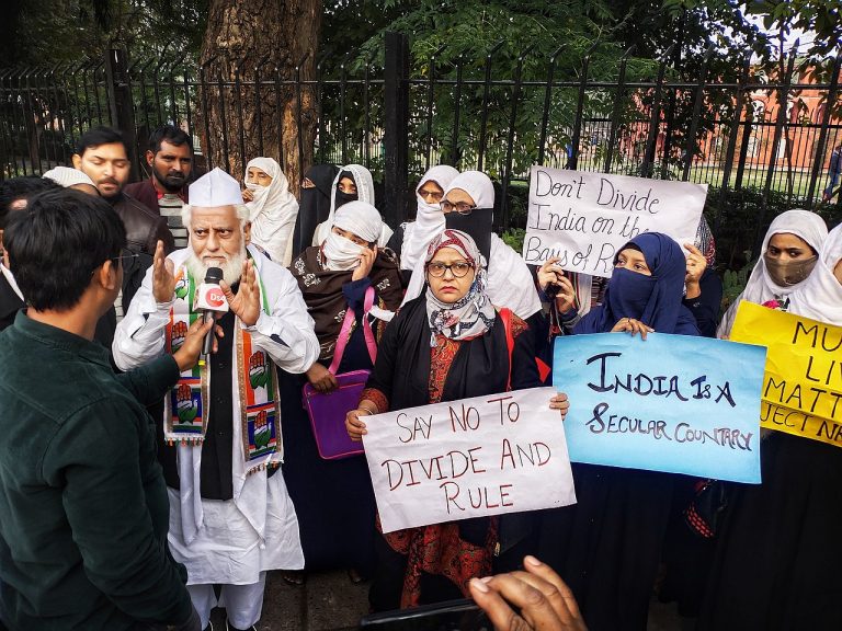 Violencia empaña protestas ciudadanas en India y Chile; Covid-19 imparable