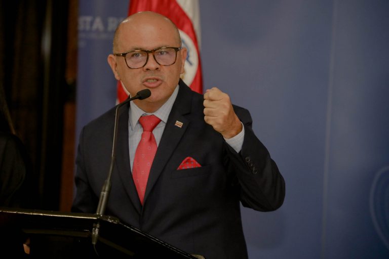 Solís va por la minería a cielo abierto, mientras tanto, el canciller entra con escoba nueva