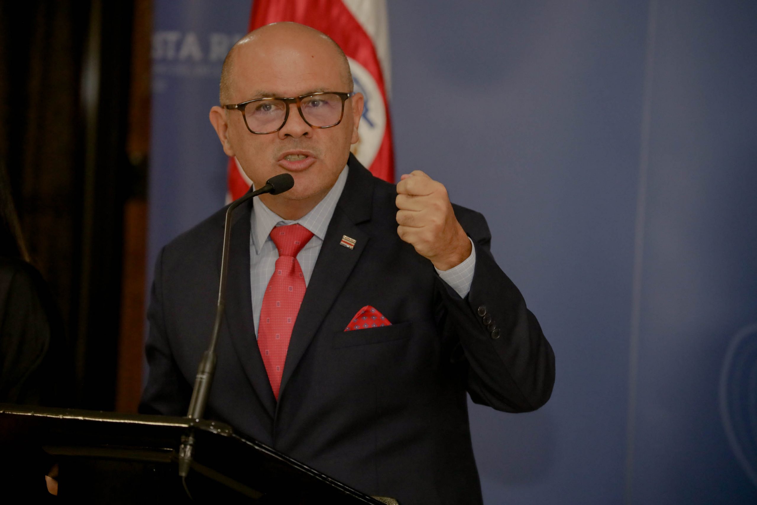 Imagen principal del artículo: Solís va por la minería a cielo abierto, mientras tanto, el canciller entra con escoba nueva