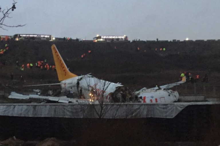 Avión se sale de la pista en Turquía y se parte en tres: hay 120 heridos
