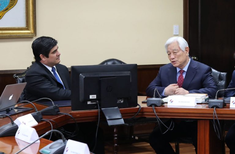 Alvarado atiende a pastor propietario de escuela mundial de enseñanza religiosa