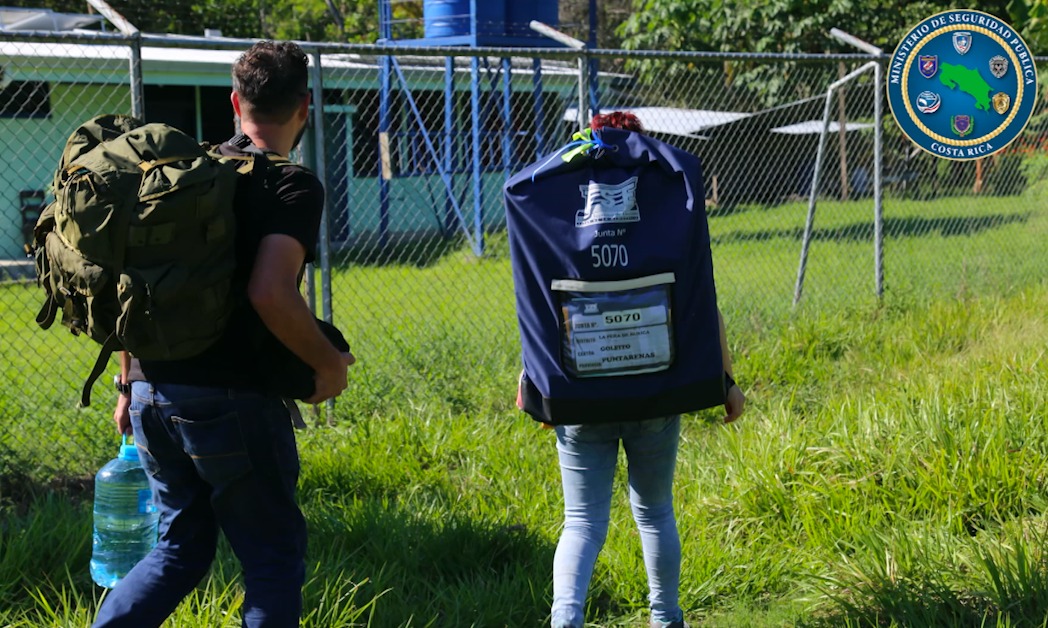Imagen principal del artículo: Ciudadano devolvió intacta tula electoral que cayó de patrulla de la Fuerza Pública