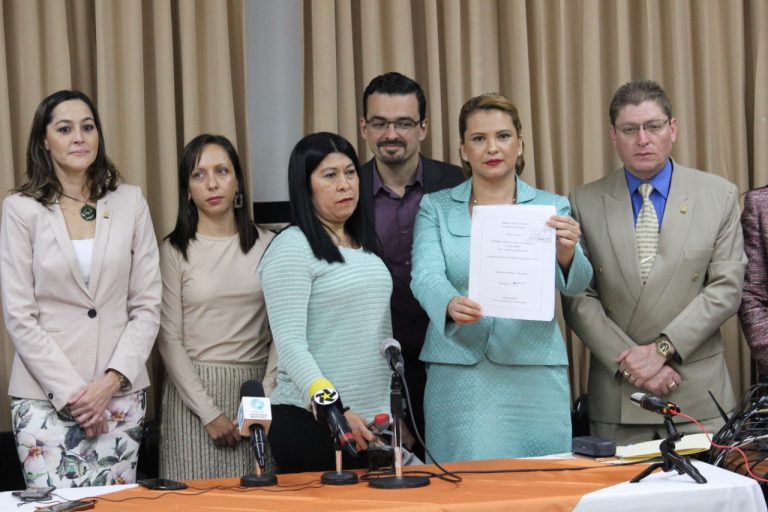 Acuerdo multipartidista busca poner fin a mandato de alcaldes vitalicios