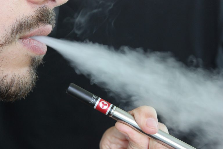 Inglaterra está cerca de ser el primer país en recetar cigarrillos electrónico con licencia médica