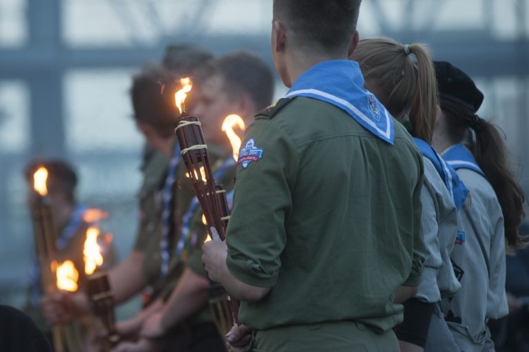 Scouts de EE UU se declaran en quiebra por abusos sexuales; doble presidente en Afganistán