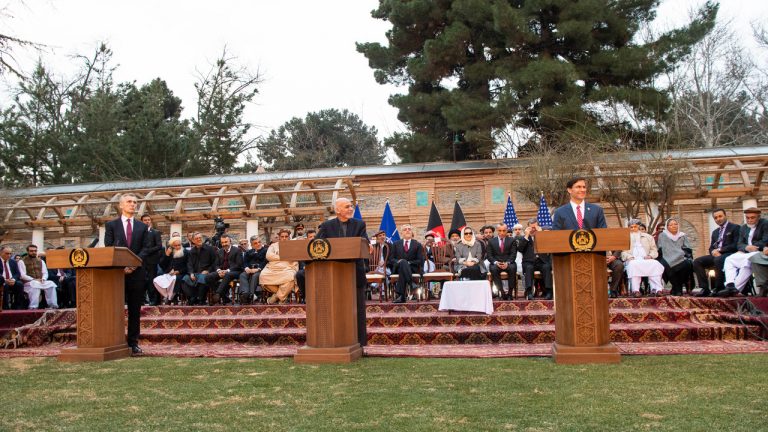 Talibanes contra gobierno de Kabul; coalición demócrata contra Sanders