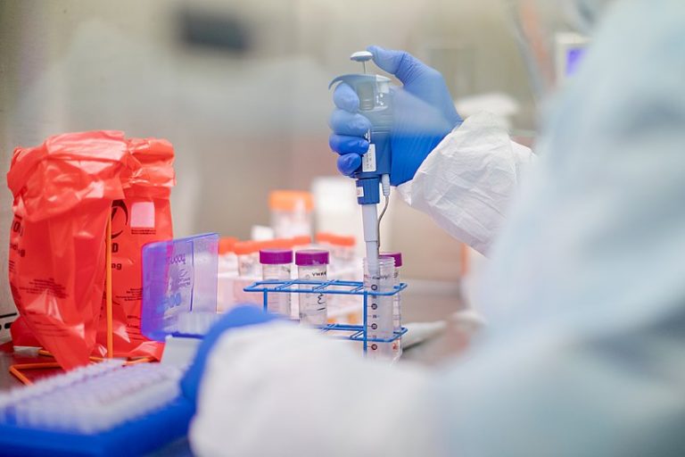 Siprocimeca se opone a reforma que incluiría a biólogos y biotecnólogos en profesionales de la salud