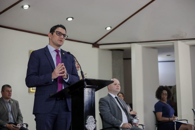 Gobierno anuncia medidas de apertura paulatina en el comercio; restricción vehicular se mantiene