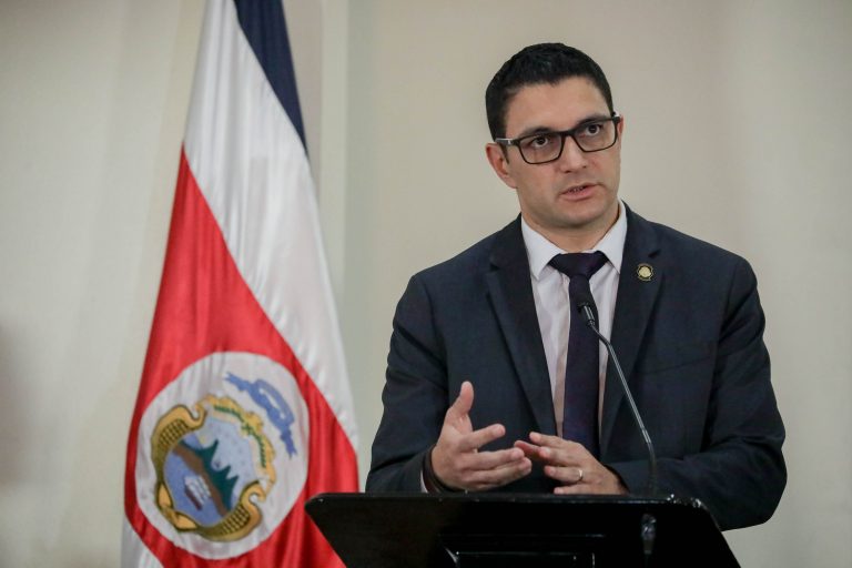 Ministro define lista de comercios que deberán cerrar del viernes 3 al domingo 12 de abril
