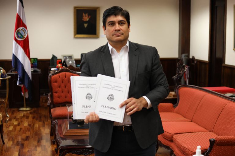 Flexibilización de jornadas y regulación de comisiones de datáfonos ya tienen firma del presidente
