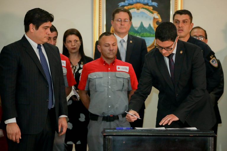 Costa Rica cierra fronteras hasta la medianoche del 12 de abril