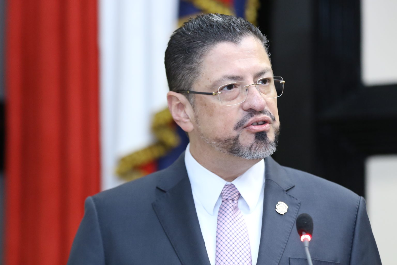 Imagen principal del artículo: Gobierno plantea 'impuesto solidario' para todos los salarios superiores a 500 mil