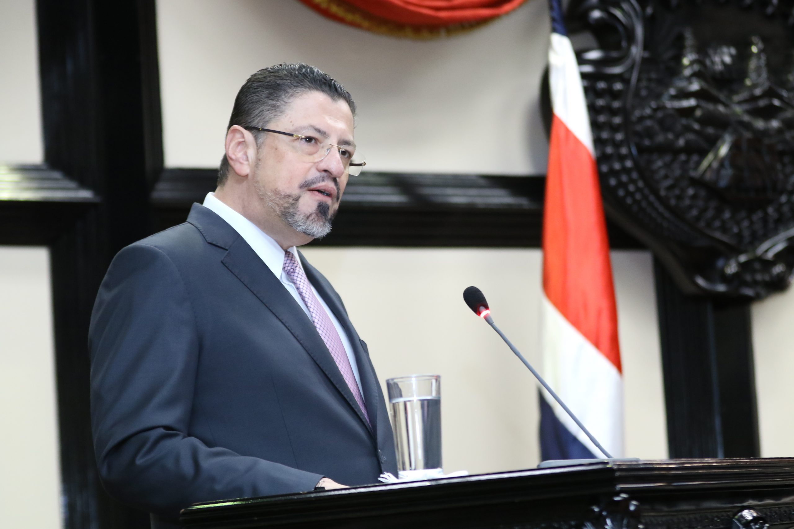 Imagen principal del artículo: Hacienda pide a Carlos Alvarado vetar permiso a municipalidades de salir de la Regla Fiscal