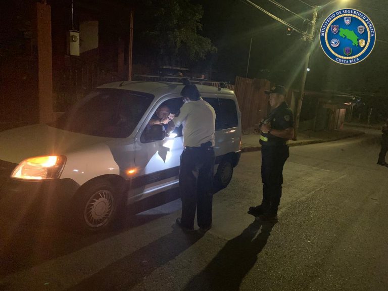 159 multas a conductores por violar restricción vehicular noctura en el primer día