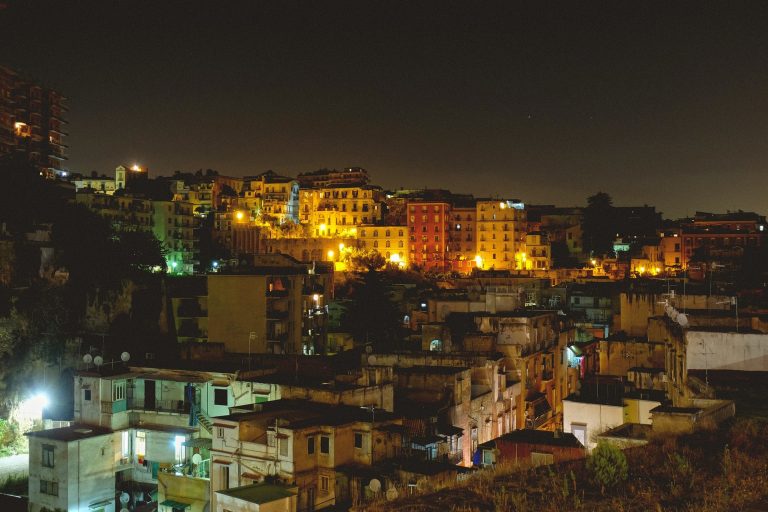 Pandillas decretan toque de queda en favelas; Turquía acusa a 20 sauditas por asesinato de periodista