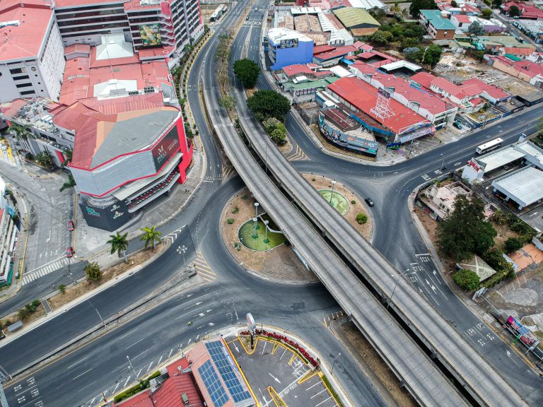 PEN: restricción vehicular sí está asociada con menores tasas de contagio de COVID-19 en 44 cantones