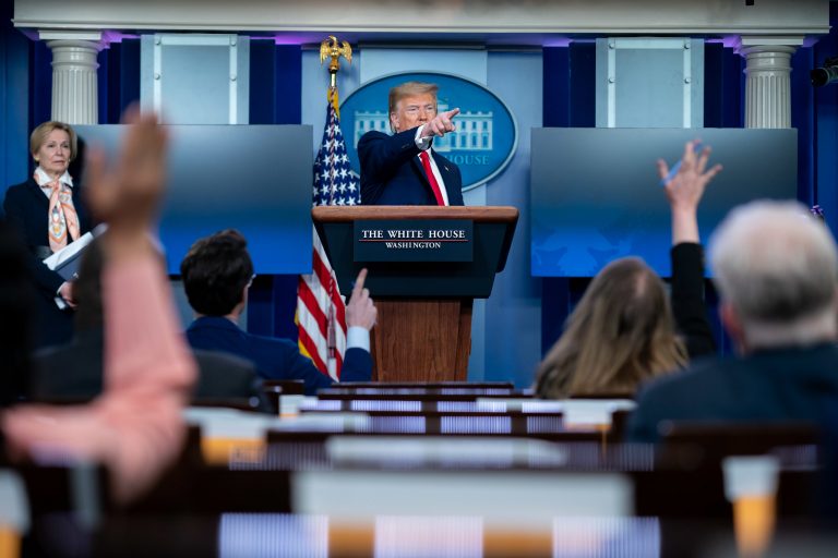 Argentina cae en impago; Trump detiene inmigración; Líbano a las calles